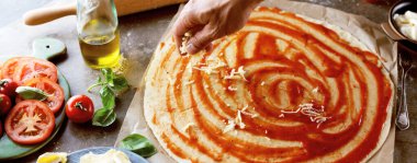 Mutfakta pizza yapma Şef baker closeup el.