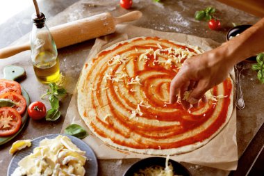 Mutfakta pizza yapma Şef baker closeup el.