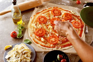 Mutfakta pizza yapma Şef baker closeup el.