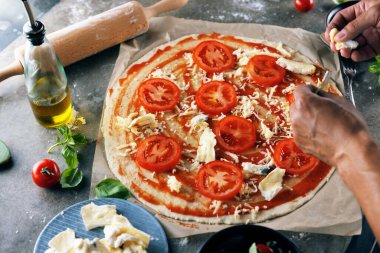 Mutfakta pizza yapma Şef baker closeup el.