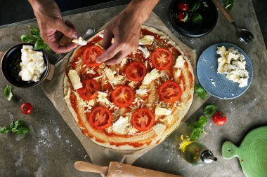 Mutfakta pizza yapma Şef baker closeup el.