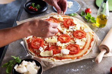 Mutfakta pizza yapma Şef baker closeup el.