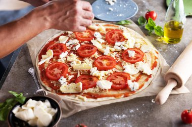 Mutfakta pizza yapma Şef baker closeup el.