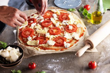 Mutfakta pizza yapma Şef baker closeup el.