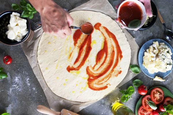 Mutfakta pizza yapma Şef baker closeup el.