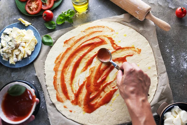 Mutfakta pizza yapma Şef baker closeup el.