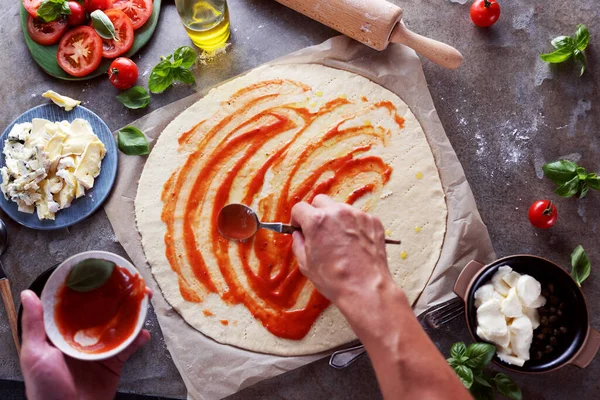 Mutfakta pizza yapma Şef baker closeup el.