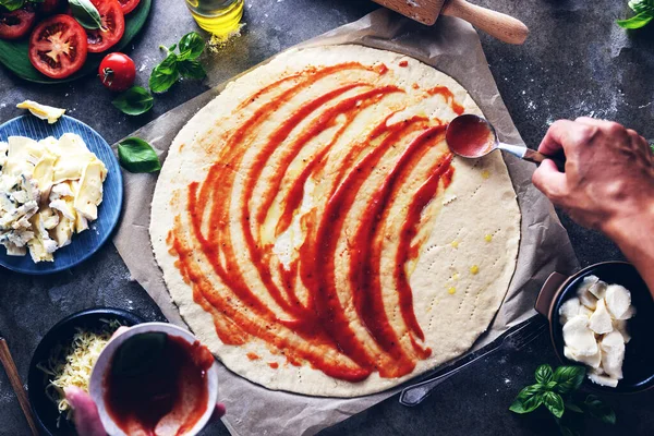 Mutfakta pizza yapma Şef baker closeup el.