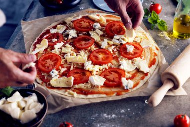 Mutfakta pizza yapma Şef baker closeup el.
