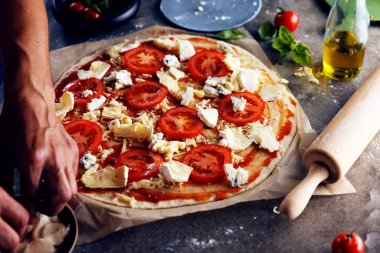 Mutfakta pizza yapma Şef baker closeup el.