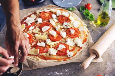 Mutfakta pizza yapma Şef baker closeup el.