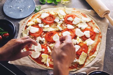 Mutfakta pizza yapma Şef baker closeup el.