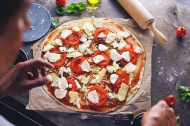 Mutfakta pizza yapma Şef baker closeup el.