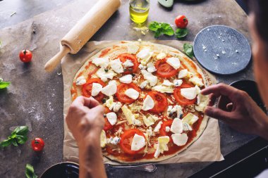 Mutfakta pizza yapma Şef baker closeup el.