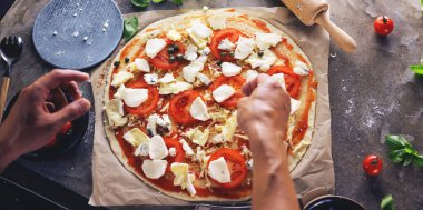 Mutfakta pizza yapma Şef baker closeup el.