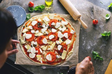 Mutfakta pizza yapma Şef baker closeup el.