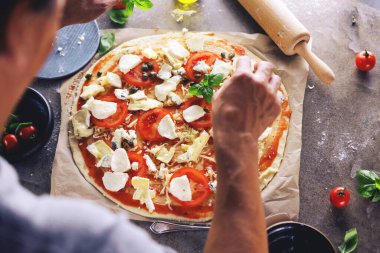 Mutfakta pizza yapma Şef baker closeup el.