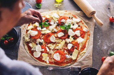 Mutfakta pizza yapma Şef baker closeup el.