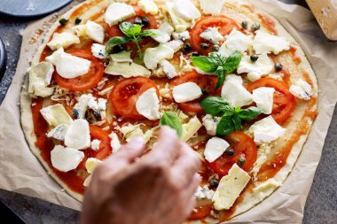 Mutfakta pizza yapma Şef baker closeup el.