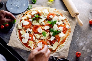 Mutfakta pizza yapma Şef baker closeup el.