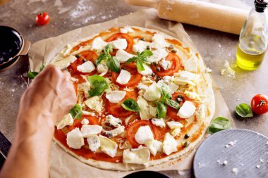 Mutfakta pizza yapma Şef baker closeup el.