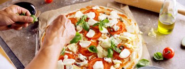 Mutfakta pizza yapma Şef baker closeup el.