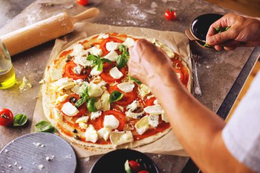 Mutfakta pizza yapma Şef baker closeup el.