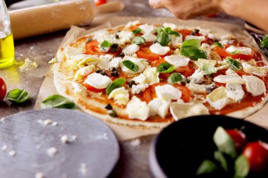 Mutfakta pizza yapma Şef baker closeup el.