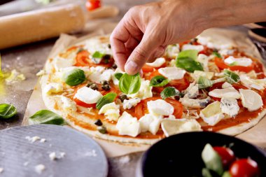 Mutfakta pizza yapma Şef baker closeup el.