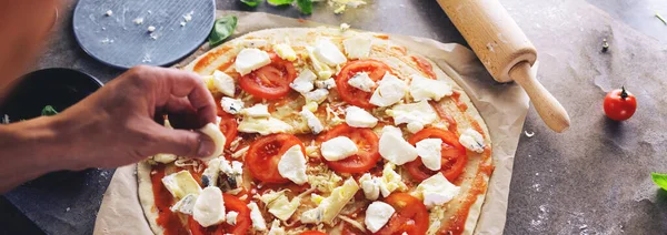 Mutfakta pizza yapma Şef baker closeup el.