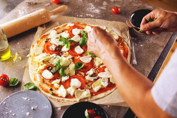Mutfakta pizza yapma Şef baker closeup el.