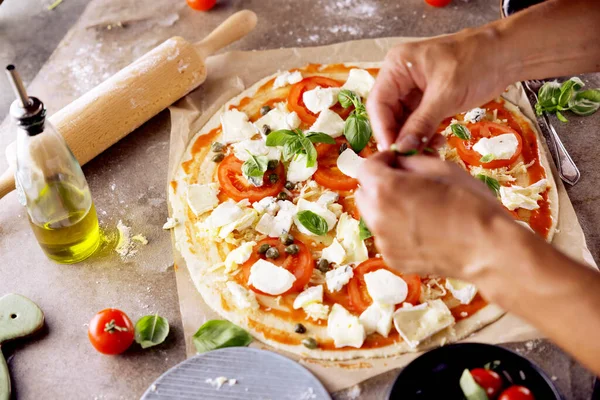 Mutfakta pizza yapma Şef baker closeup el.