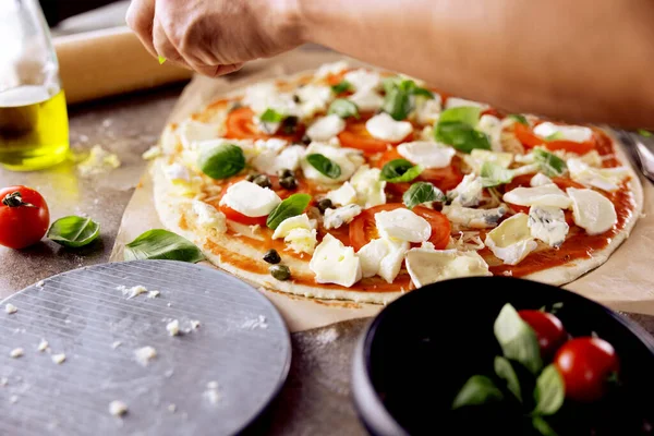 Mutfakta pizza yapma Şef baker closeup el.