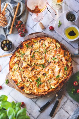 Somon, kabak ve fesleğen yapraklı ev yapımı pizza. 