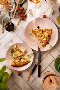 Ev yapımı somon, kabak ve fesleğen yapraklı ev yapımı pizza. 