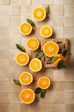 Kırsal bir arka planda taze portakal meyveleri. Boşluğu kopyala.