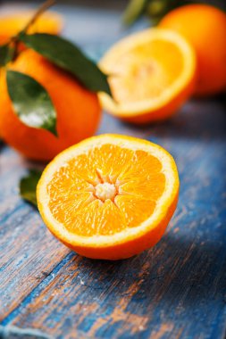 Kırsal bir zeminde taze portakal meyvesi. Uzayı kopyala..