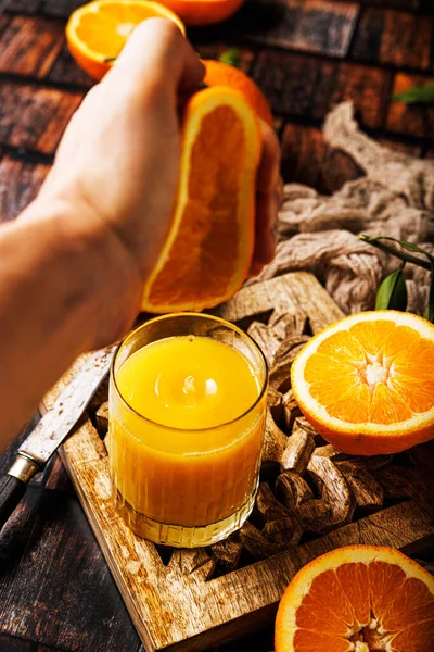 Приготування Апельсинового Соку Кухні Рамці Рука Стискає Сік Здоровий Спосіб Стокова Картинка
