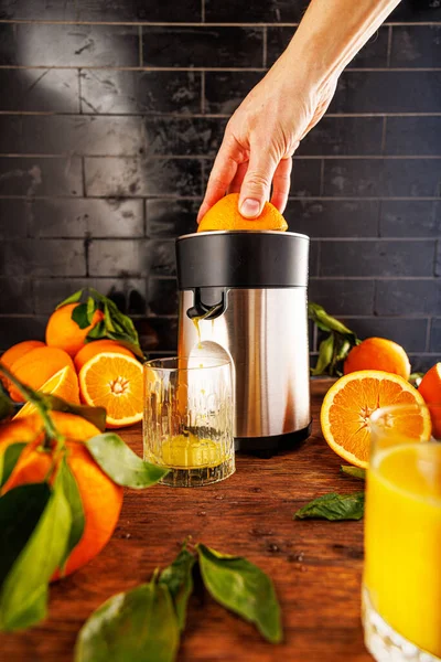 Preparation Orange Juice Kitchen Frame Hand Squeezing Juice Juicer Oranges — Stock Photo, Image