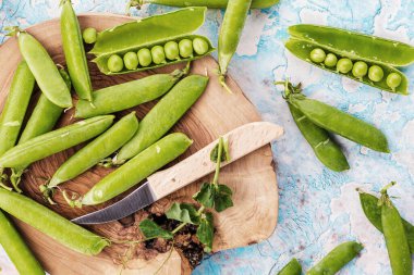 Eski çatlamış masada taze taze bezelyeler