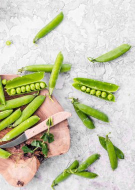 Eski çatlamış masada taze taze bezelyeler