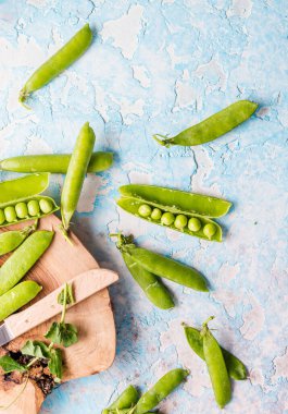 Eski çatlamış masada taze taze bezelyeler