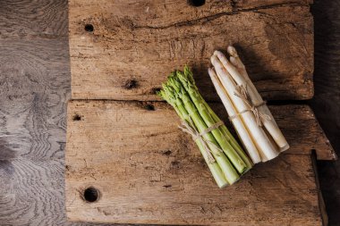 Çiğ taze taze kuşkonmaz demetleri