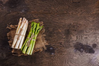 Taze yeşil kuşkonmaz. Sağlıklı yemek pişirmek. Yeşil kuşkonmaz demetleri, üst manzara.
