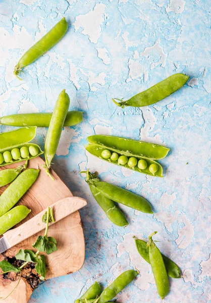 Los Guisantes Verdes Frescos Vieja Mesa Agrietada — Foto de Stock