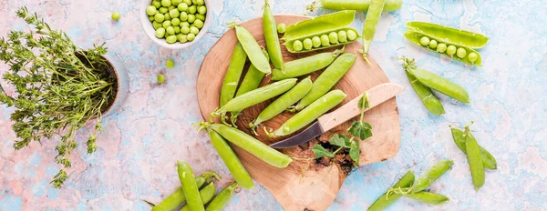 Los Guisantes Verdes Frescos Vieja Mesa Agrietada — Foto de Stock