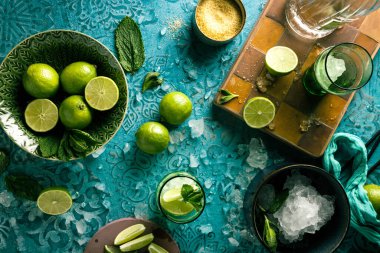 Taze mojito kokteyli, limonlu, naneli ve buzlu kavanozlu koyu mavi arka planda.