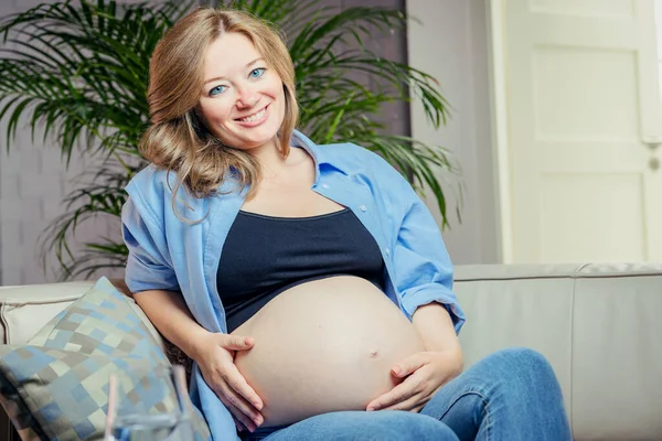 Mooie Zwangere Vrouw Bank Zitten Kijken Naar Camera — Stockfoto