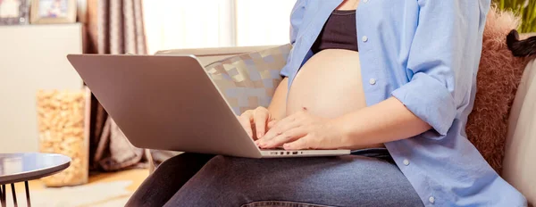 Cropped Photo Pregnant Woman Sitting Sofa Using Laptop Computer — Stockfoto