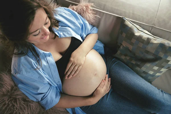 Top View Pregnant Woman Sitting Sofa — Stockfoto